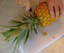 Cutting a pineapple | Recurso educativo 29620